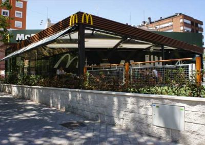 Terraza restaurante Mc Donald´s en Alberto Alcocer, Madrid