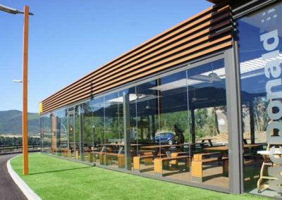Terraza restaurante Mc Donald´s en los Pirineos, Jaca